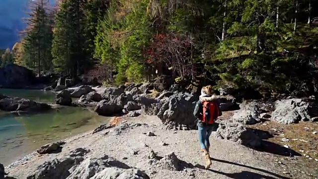 日出时分，女人沿着高山湖远足视频素材