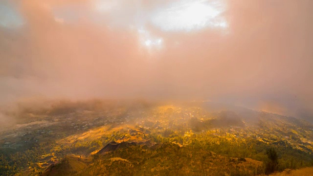 巴图尔火山上的日出俯瞰巴图尔湖，巴厘岛，印度尼西亚视频素材