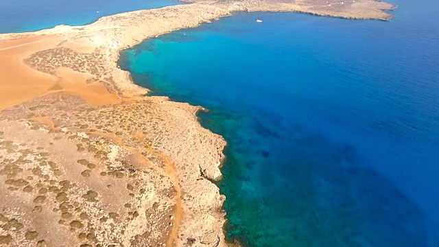 塞浦路斯，阿伊纳帕，格列科角。鸟瞰图。美丽的风景和海浪。蓝泻湖。视频素材