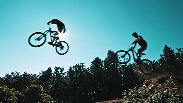 SLO MO MTB摩托车手飞跃天空视频素材