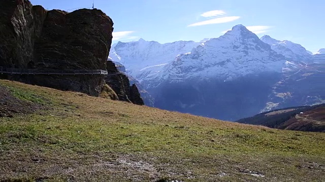 山地自行车下山草地小径，雪山覆盖视频素材