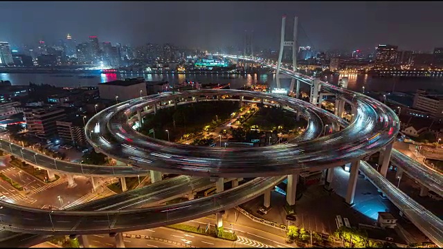 T/L HA ZO南浦大桥和道路交叉口在晚上/上海，中国视频素材