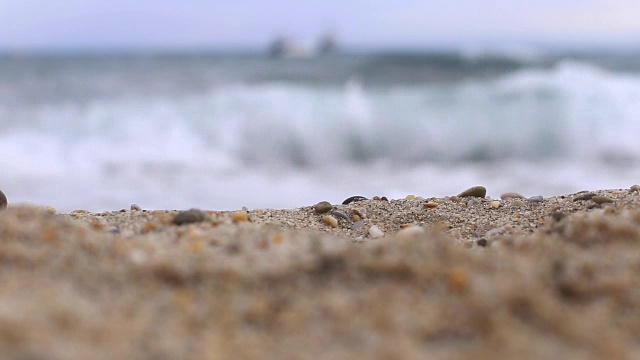 海浪冲刷着卵石和沙子视频素材