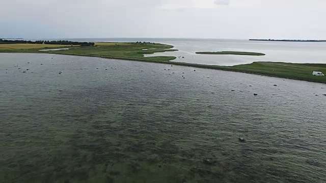 目标明确:汽车穿越小岛之间狭窄的道路视频素材