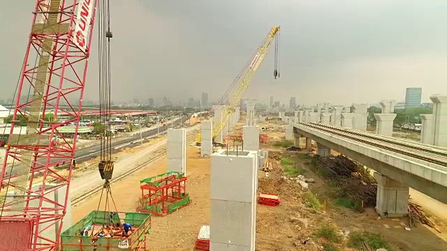 鸟瞰图建设的大众轨道交通线路在曼谷，泰国视频素材