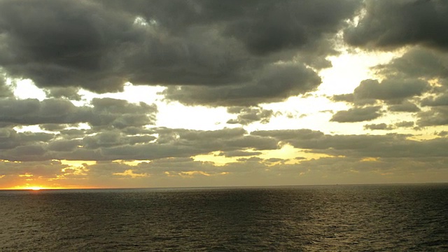 海面上日出时的乌云视频素材