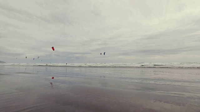 在海滩冲浪板。视频素材