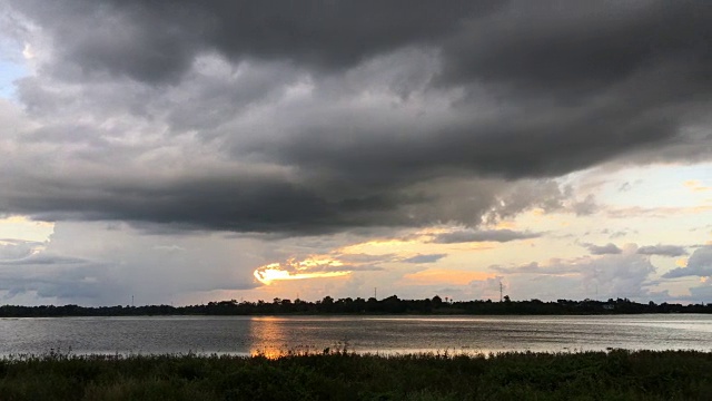 美丽的云景和云雨的河流视频素材