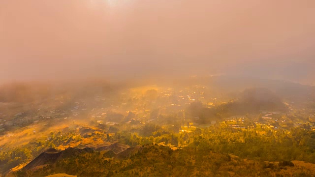 巴图尔火山上的日出俯瞰巴图尔湖，巴厘岛，印度尼西亚视频素材