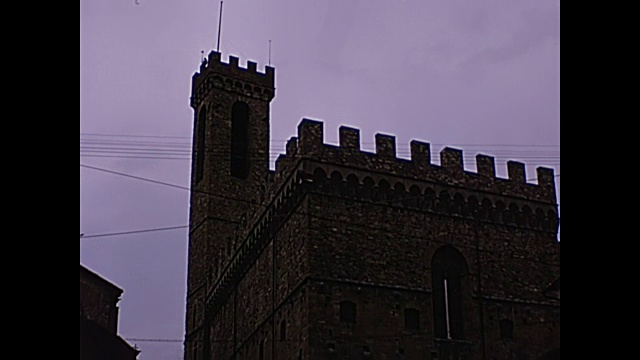 1964年家庭电影-Palazzo Vecchio /新婚夫妇走在意大利佛罗伦萨的大街上视频素材