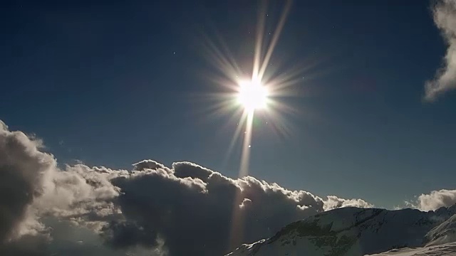 在法国阿尔卑斯山脉的高级萨瓦地区，快速移动的高空云和空中冰晶掠过头顶，遮住了太阳视频素材