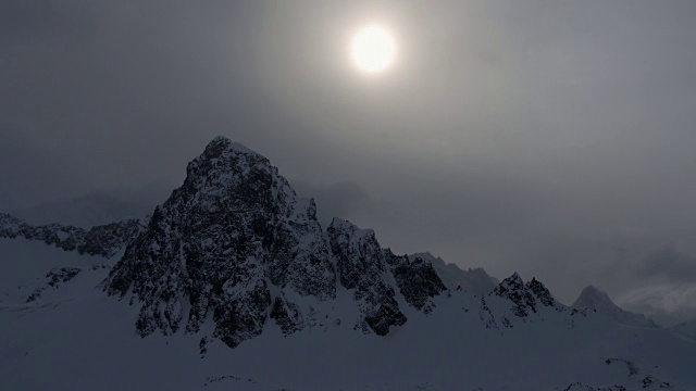 在Réserve Tignes-Champagny的Naturelle de Tignes-Champagny, M1高层云遮住了太阳视频素材