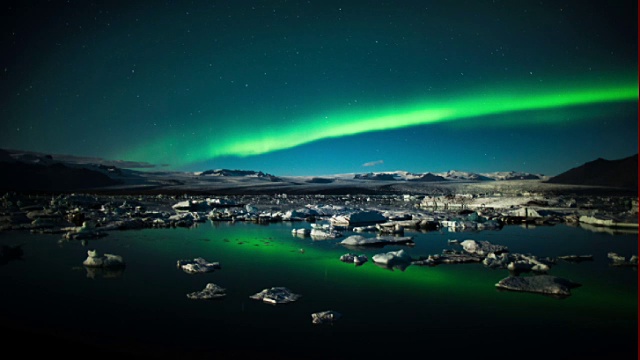 冰岛Jokulsarlon冰川泻湖上空的北极光-时间流逝视频素材