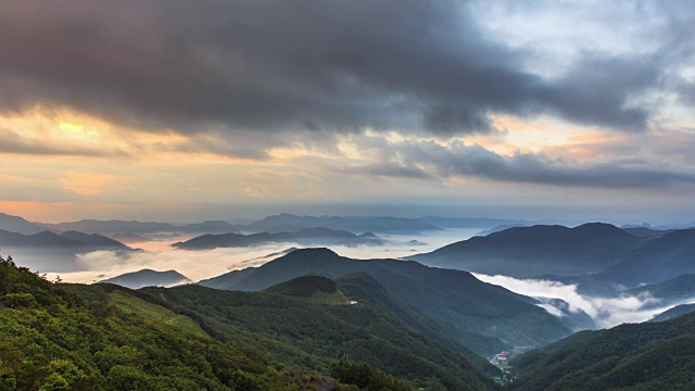 韩白山的日出(韩国最受欢迎的徒步旅行之一)视频素材