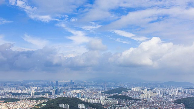 从Gwanaksan山(首尔gwanaku区的象征和骄傲)拍摄的阴天城市景观视频素材