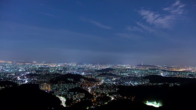 夜景从Gwanaksan山(首尔gwanaku区的象征和骄傲)视频素材