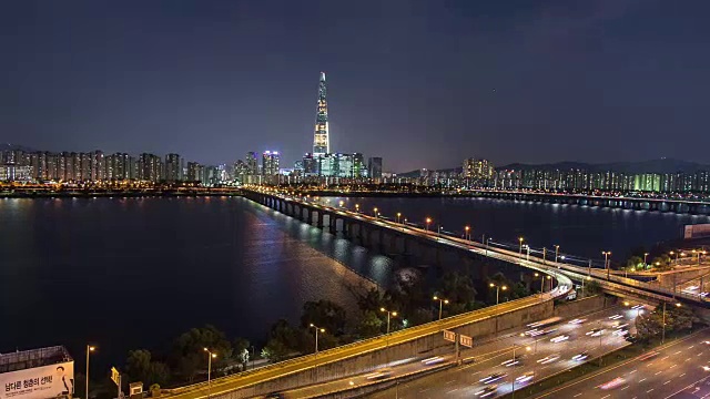 江南桥和乐天世界大厦的夜景(乐天世界大厦是韩国最高的建筑之一)视频素材