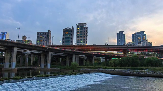 三星洞的夜景，奥林匹克大道对面(这条公路是首尔的主要路线)视频素材