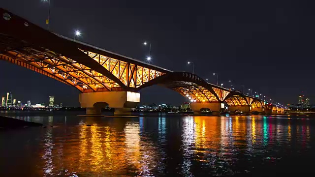 城山大殿(连接麻浦区和永登浦区)夜景视频素材