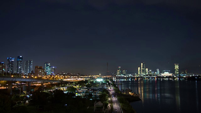 邯钢公园夜景及江边高速公路上的车流视频素材