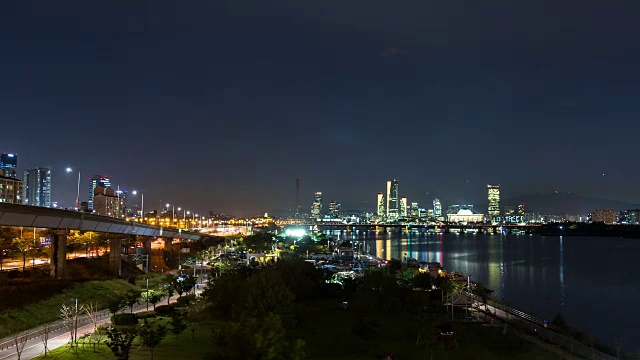 邯钢公园夜景及江边高速公路上的车流视频素材