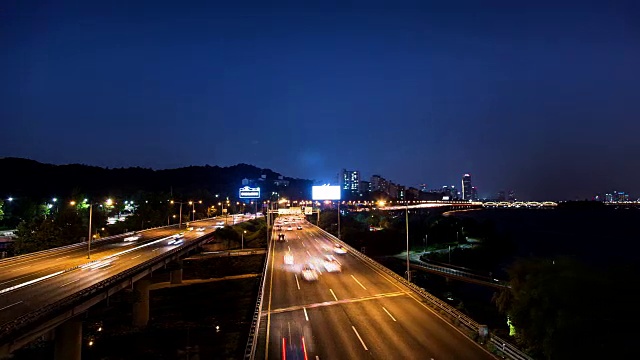 奥运公路(这条公路是首尔的主要路线)上的交通夜景视频素材