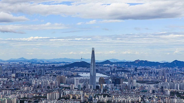 乐天世界大厦和首尔城市景观(乐天世界大厦是韩国最高的建筑之一)视频素材