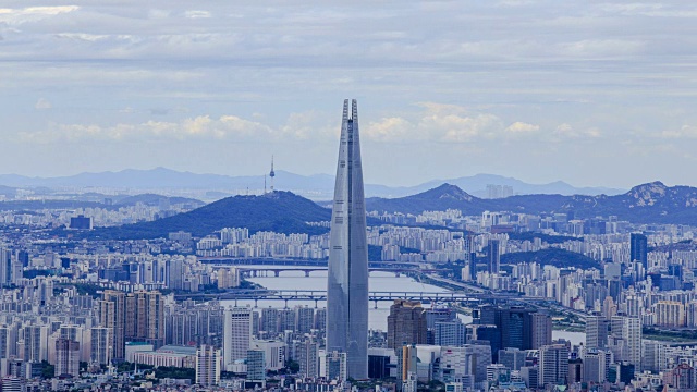 乐天世界大厦和首尔城市景观(乐天世界大厦是韩国最高的建筑之一)视频素材