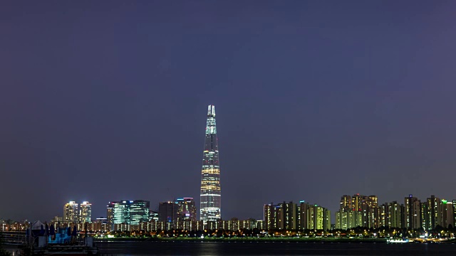 乐天世界大厦夜景(乐天世界大厦是韩国最高的建筑之一)视频素材