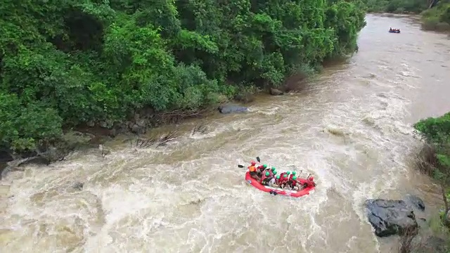 鸟瞰图橡胶船漂流在Kek河，彭世洛，泰国视频素材