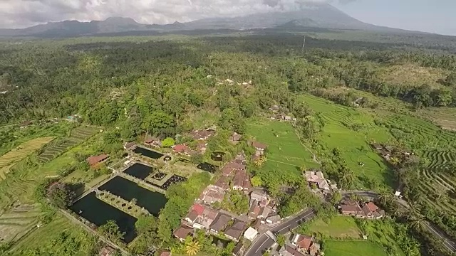 Tirta Gangga水宫和周围的乡村，全景视频下载