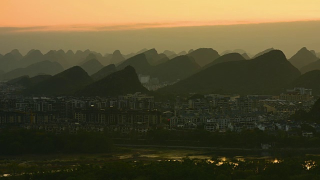 夕阳西下，这座著名的喀斯特城市视频素材