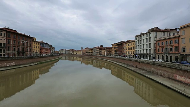 Arno河和Chiesa di Santa Maria della Spina教堂的时间流逝视频素材