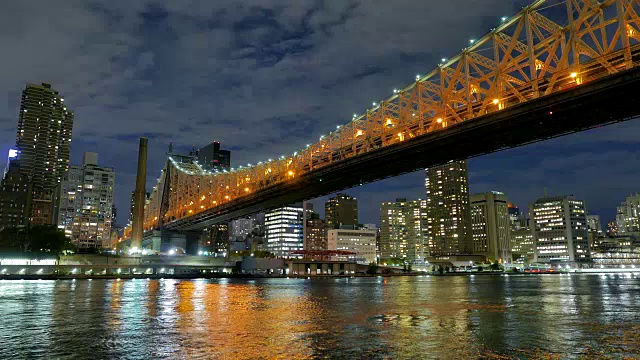 时间流逝建立拍摄的城市天际线在夜晚的天空视频素材