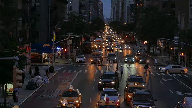 建立拍摄高峰时段的交通通过城市街道在晚上。大都市城市景观景观背景视频素材