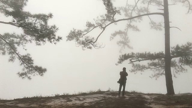 照片在行动中壮丽的薄雾日出山从雾蒙蒙的背景视频下载