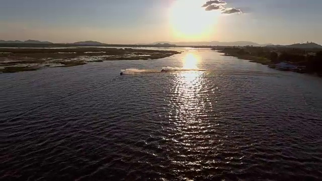 空中:日落时的水上摩托视频素材