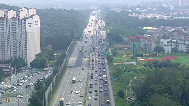 京布高速公路(韩国第二古老、最繁忙的高速公路)上交通繁忙的景象视频素材