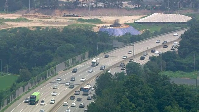 京布高速公路(韩国第二古老、最繁忙的高速公路)上交通繁忙的景象视频素材