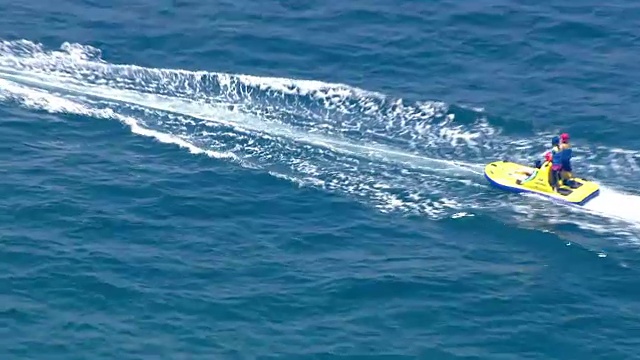 景埔台海(韩国著名旅游景点)男子滑水鸟瞰图视频素材