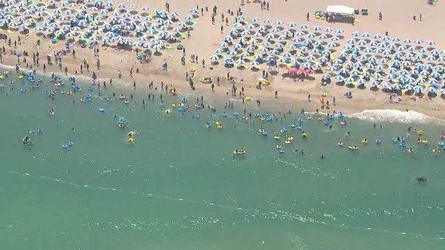 景埔台海滩(韩国非常著名的旅游景点)人们的鸟瞰图视频素材