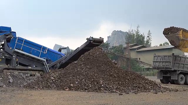 用铲子装载石头的自卸卡车。采石场的挖掘机视频素材