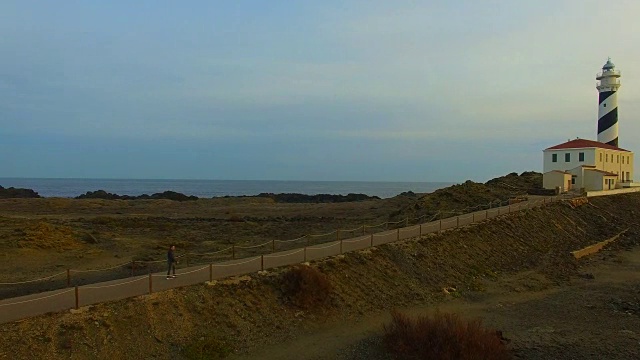 在地中海沿岸，日出时，无人机在梅诺卡岛北岸的法瓦利克斯灯塔上拍摄的航拍画面。4 k UHD。视频素材