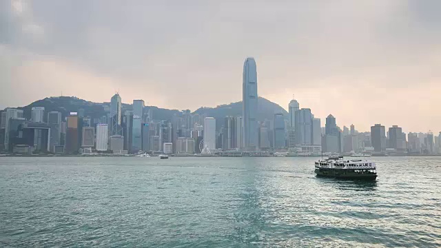 从河上乘船俯瞰香港的城市景观和天际线视频素材