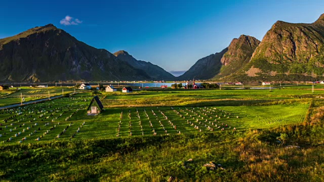 飞越挪威罗浮敦群岛峡湾风景中田园诗般的村庄视频素材