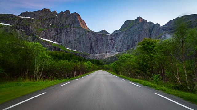 在挪威罗弗敦群岛北极山脉的公路上飞行视频素材