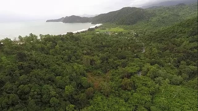 热带雨林，道路和海洋，空中视频素材