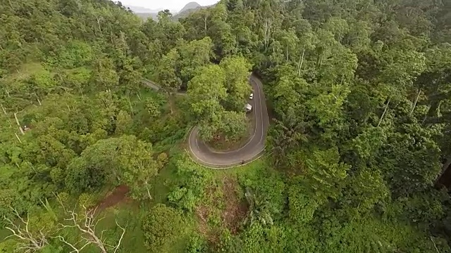 亚齐横跨苏门答腊的公路和森林视频下载