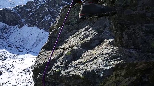 登山运动员攀登峡谷之上陡峭的岩石顶峰视频素材