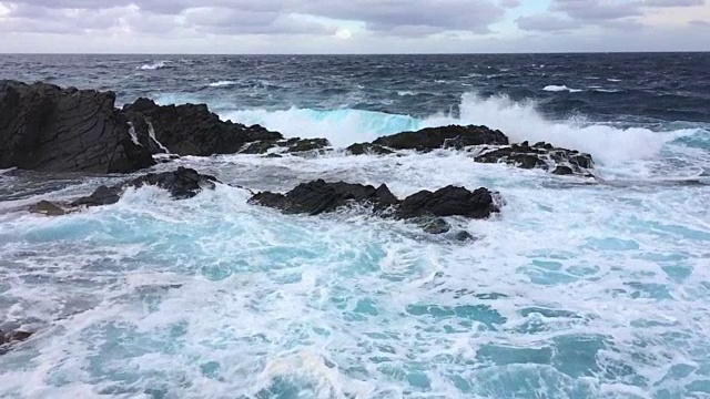 用智能手机拍摄的大浪冲击梅诺卡岛北部海岸海岸线的慢动作画面。视频素材